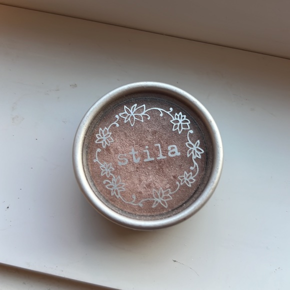 STILA Refillable Eyeshadow container with Kitten Eyeshadow Gently used - Picture 2 of 3